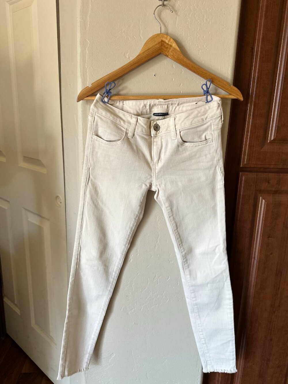 Cream White Low-Rise Skinny Jeans with Frayed Hem – Size 4